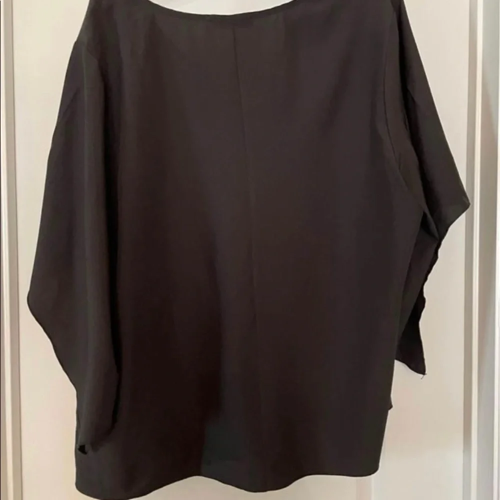 Black V-Neck Plus SZ Top. 3X - Picture 2 of 6